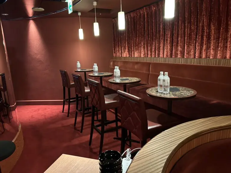 六本木　バッドガールズ （Campus Cafe BADD GIRLS 六本木）